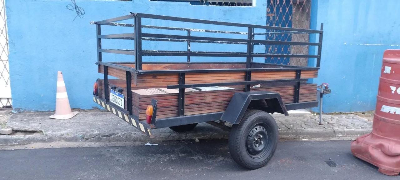 Carreta de reboque em ótimo estado