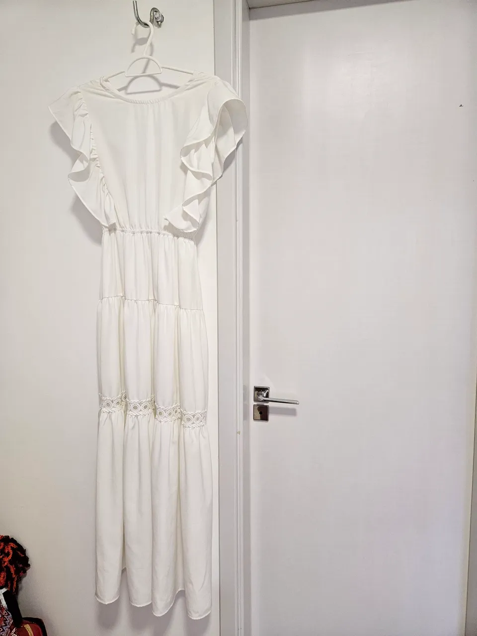 Vestido branco com detalhes em renda e mangas de babado