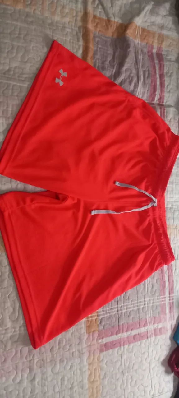 Shorts Under Armour laranja, tamanho GG USADA UMA VEZ 