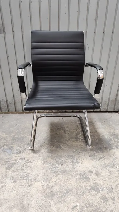 Cadeira Escritório Executiva Eames Fixa Preta Usada