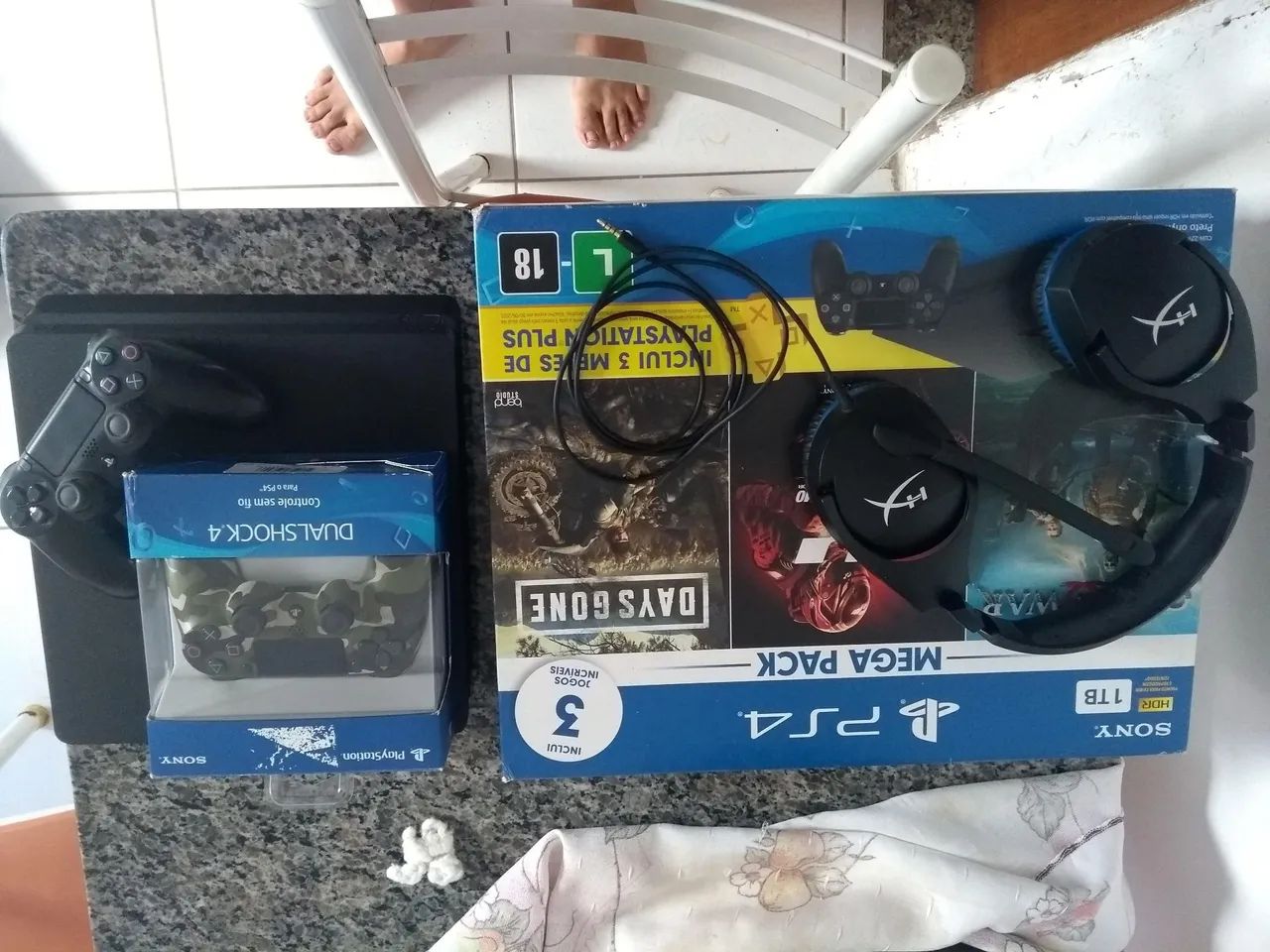 PS4 + controle camuflado + headset hyperx cloud stinger  todos itens na caixa e com manual