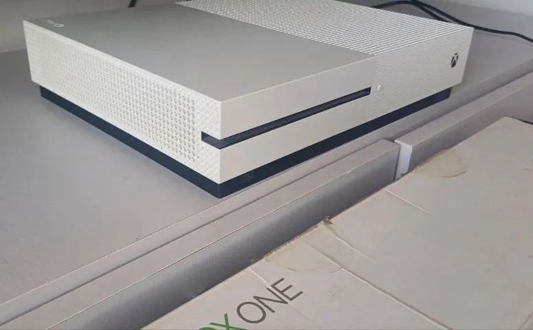 Xbox One S com Caixa em Estado de Zero Troco - Foto 3