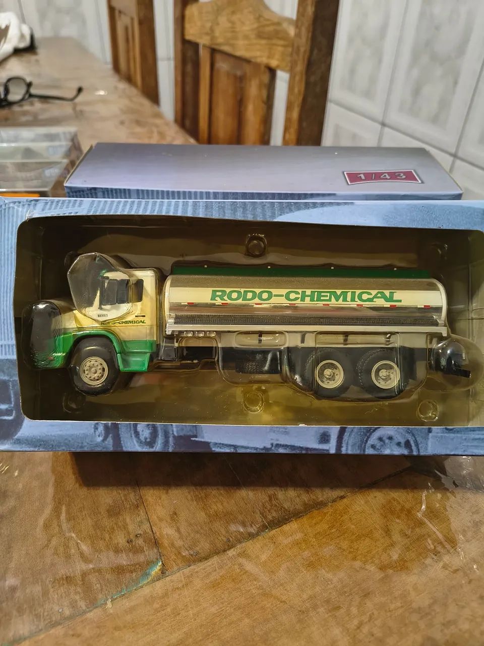 Caminhão escala 1/43