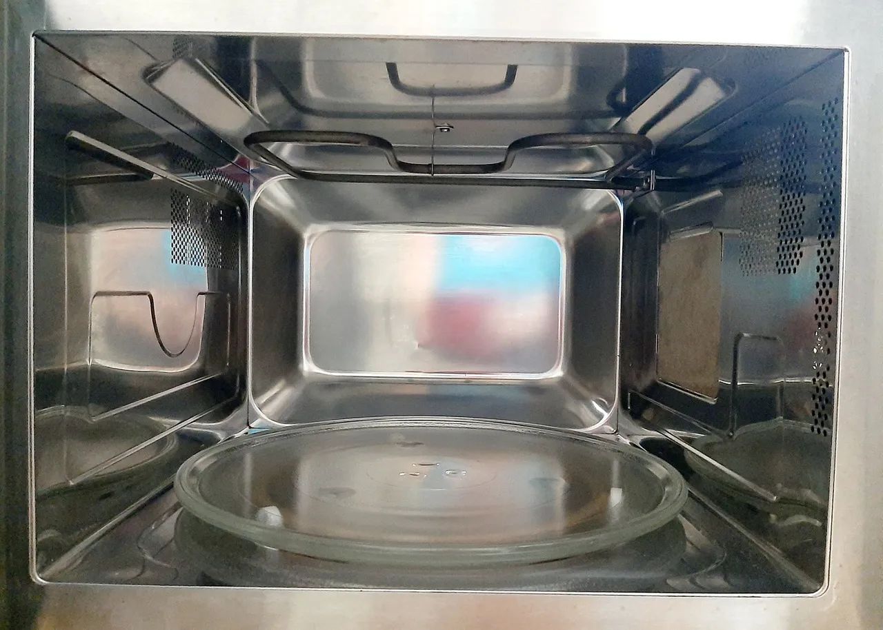 Microondas espelhado com grill todo inox touch azul 30 litros Eletrolux  - Foto 3