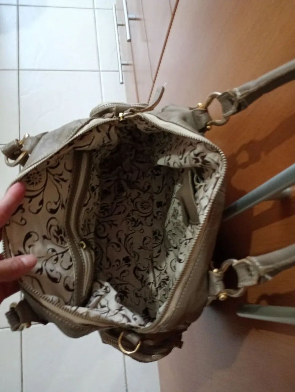 Bolsa de ombro bege com detalhes acolchoados - Foto 2