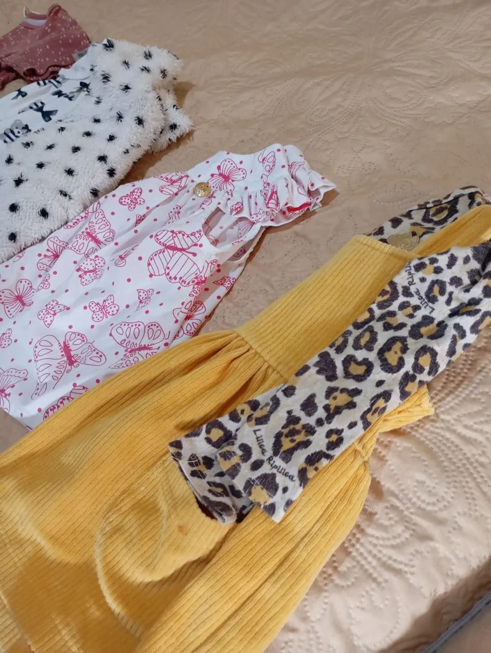 Conjunto de roupas infantis