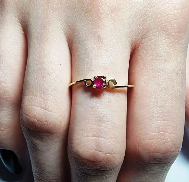 anel solitário em ouro 18k com rubilita natural