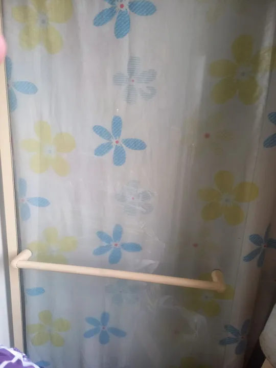 Box de banheiro transparente em bom estado com a ferragem
