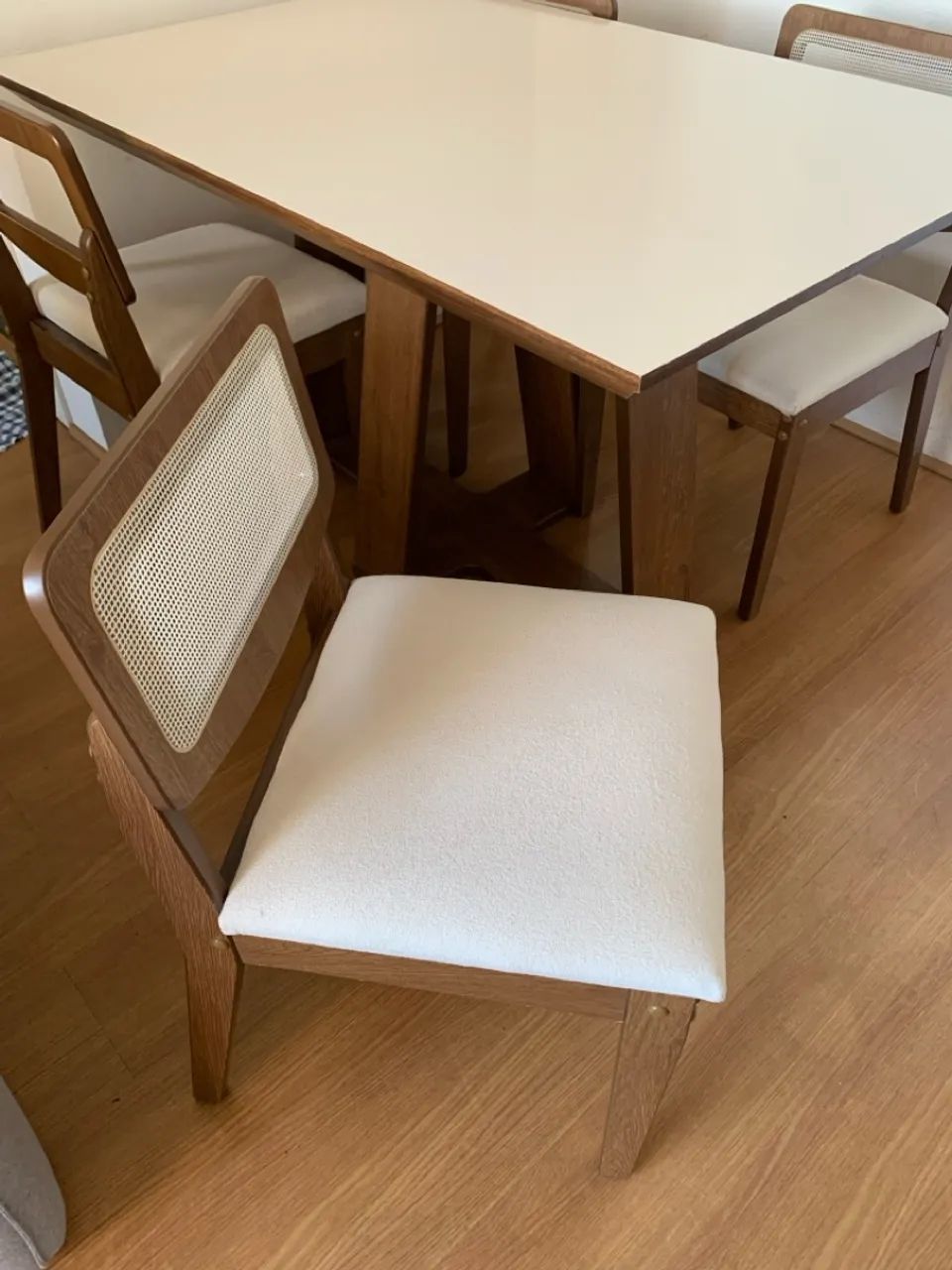 Mesa com 4 cadeiras 