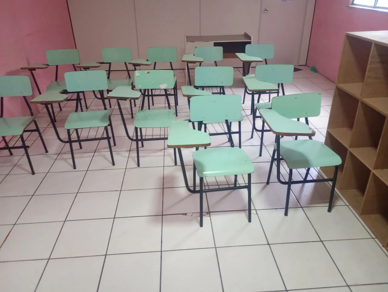 17 cadeiras escolares 