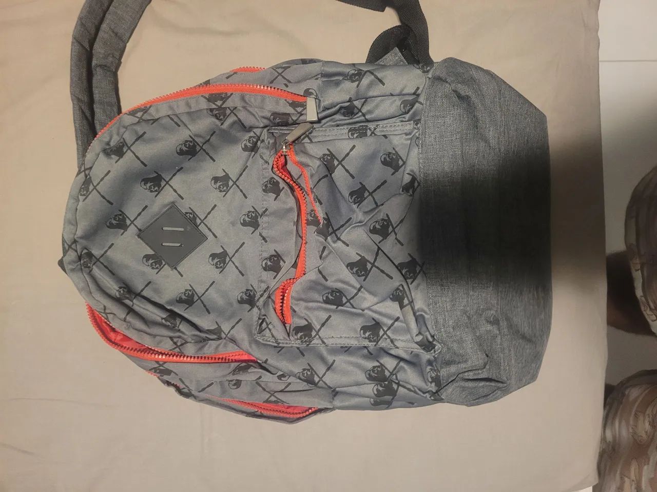 Mochila Cinza com Detalhes Vermelhos