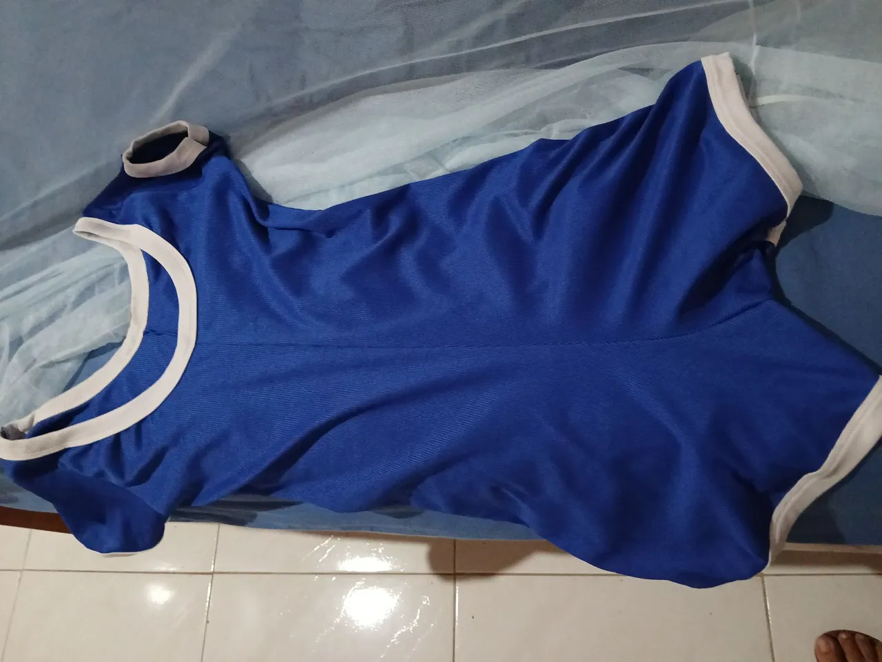Regata Azul com Detalhes Brancos