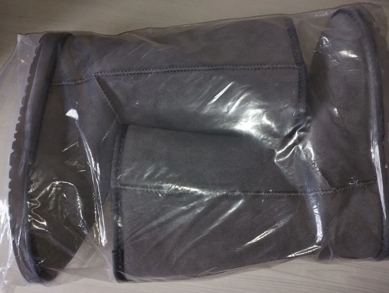 Bota feminina cinza forrada com pelo - Foto 4