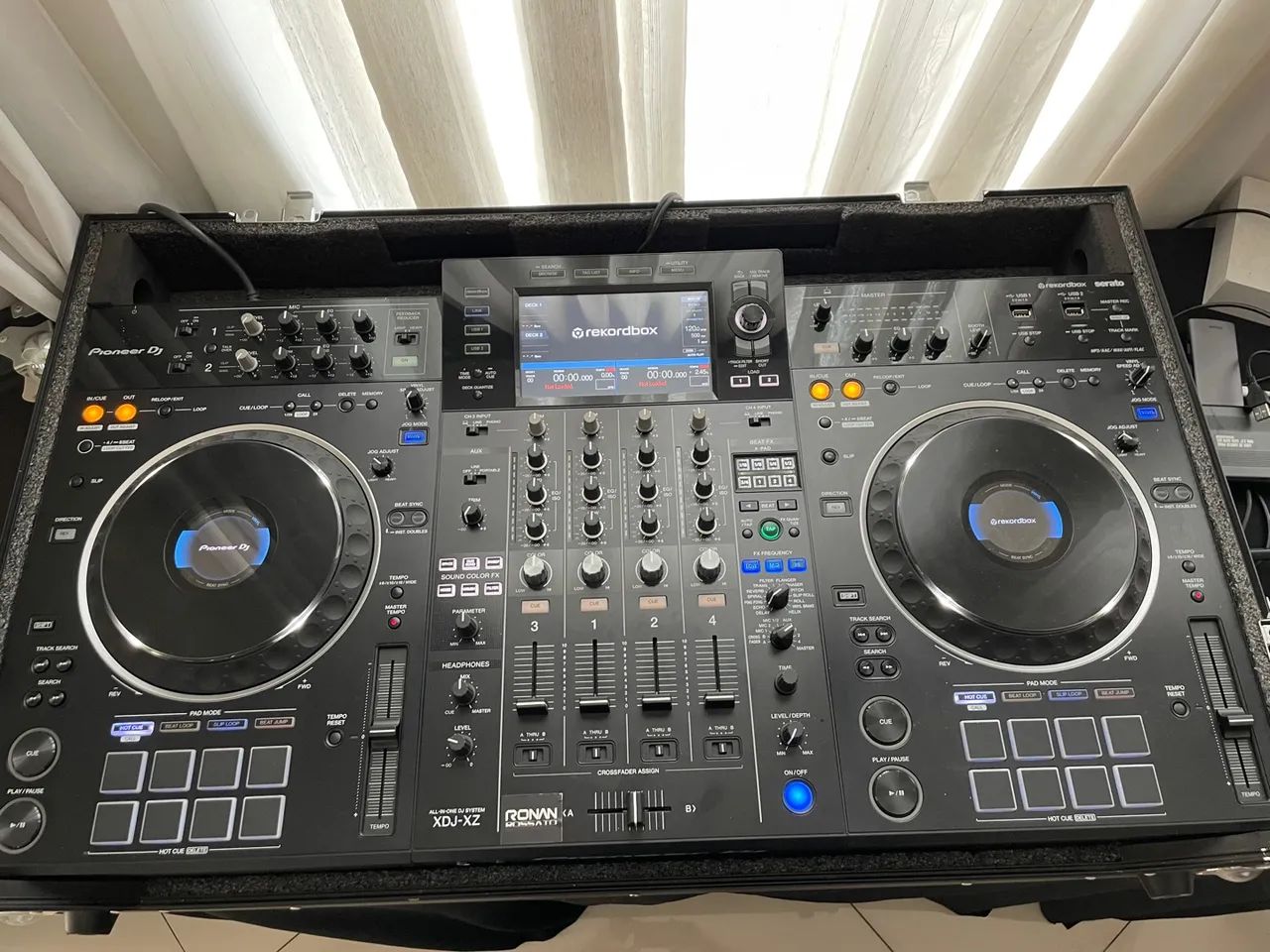 Controladora Pioneer XDJ-XZ com case seminova