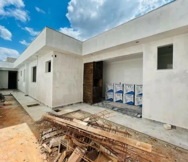 CASA GEMINADA NOVA, COM ENTRADA INDIVIDUAL, APENAS 1 NÍVEL ACIMA DA GARAGEM, COM 3 QUARTOS