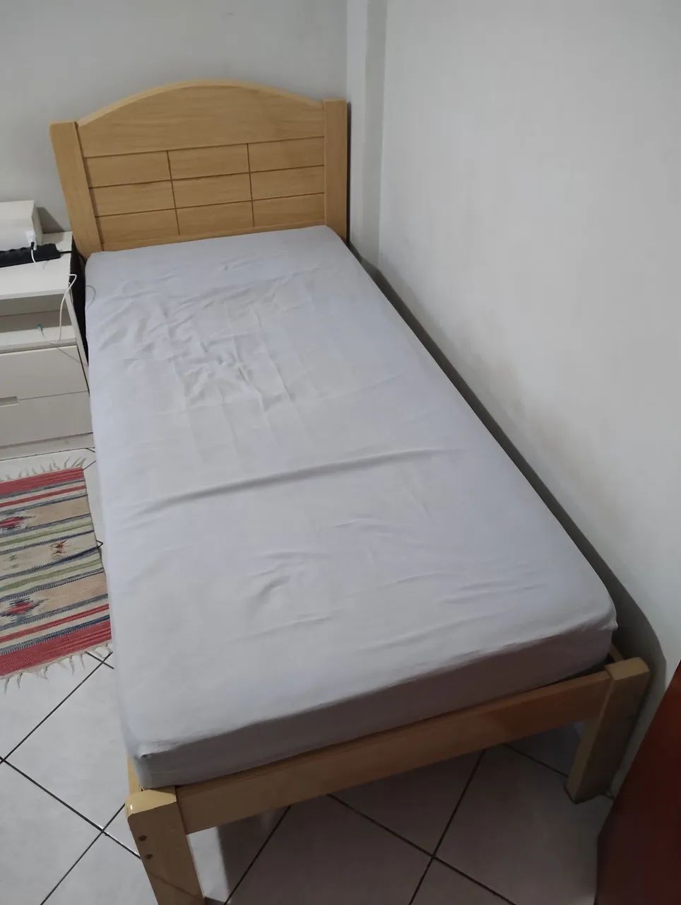 Cama de solteiro de madeira