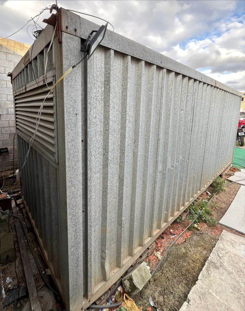  Contêiner Moradia ou Canteiro de Obras  com porta e janelas!!! Tamanho 6,00x2,25x2,30 - Foto 4