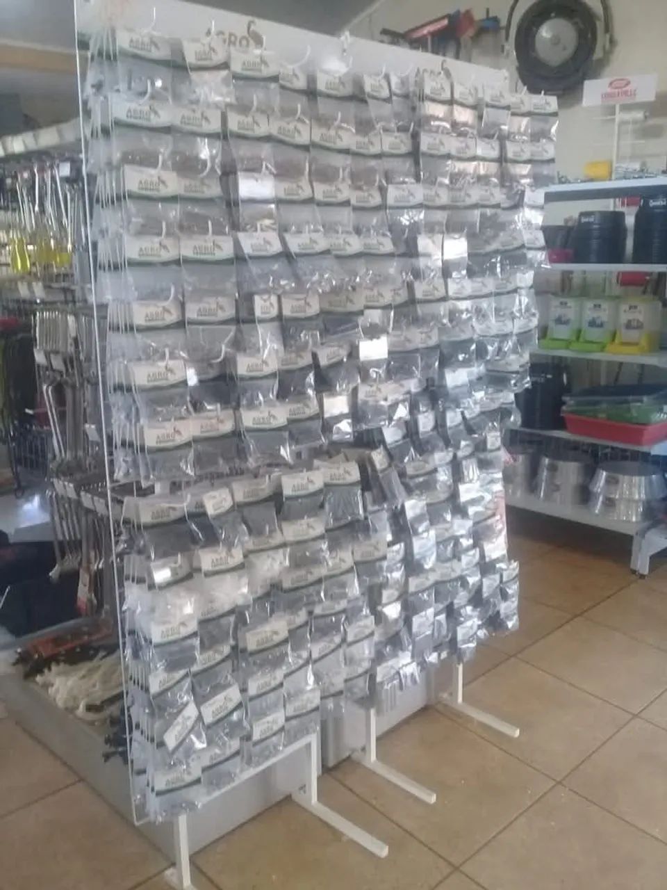 Parafusos Diversos com Expositor R $ 2.999.00 - Foto 2