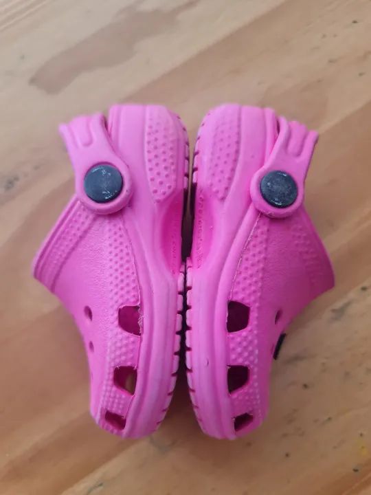 Sandálias Crocs Rosa Bebê C2/3 BR 20/21 - Foto 4