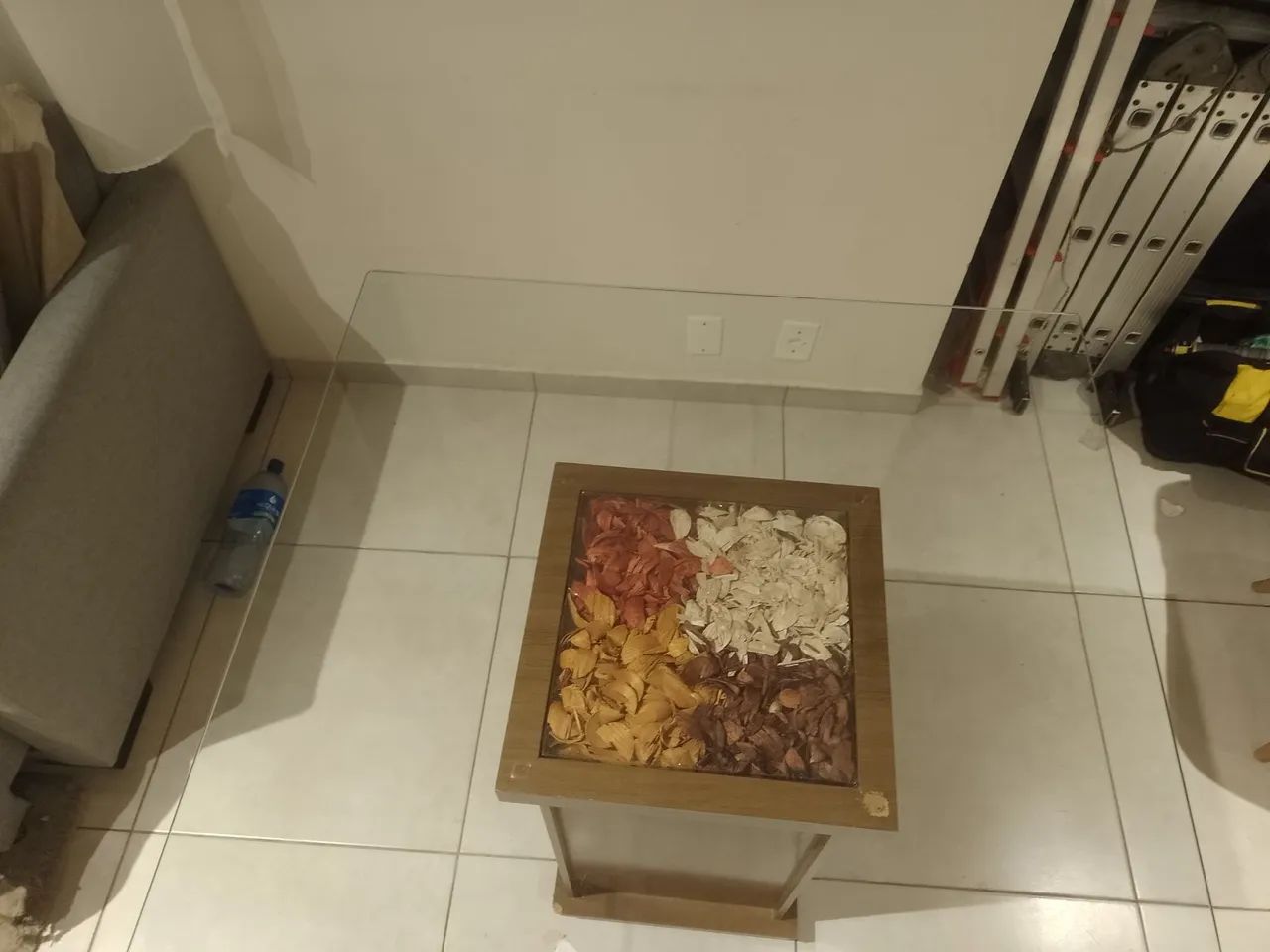 Mesa de vidro com base de madeira - Foto 2