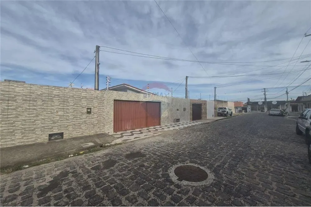 Casa Térrea com Piscina, 3 Quartos (2 Suítes), Estrutura para 1º Andar e Financiável! Loca