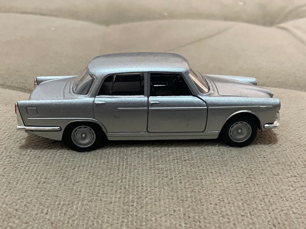 Miniatura Alfa Romeo FNM JK2000 - Escala 1:43 - Foto 4