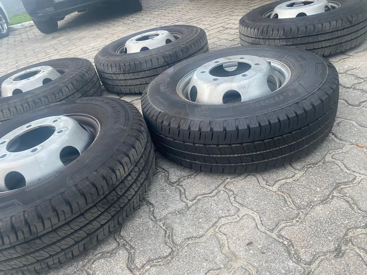 Vendo 5 aros com pneus novos Volkswagen delivery!!
