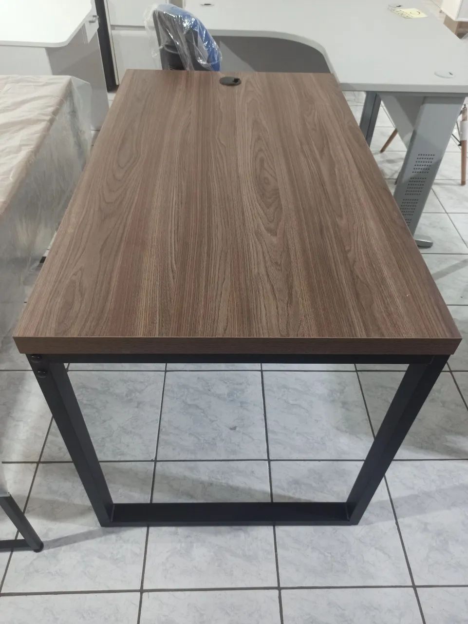 Mesa 1.20m com pé de ferro para escritório  - Foto 2
