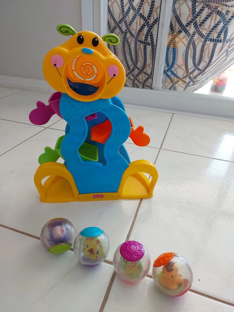 Brinquedo Fisher-Price com 4 bolinhas