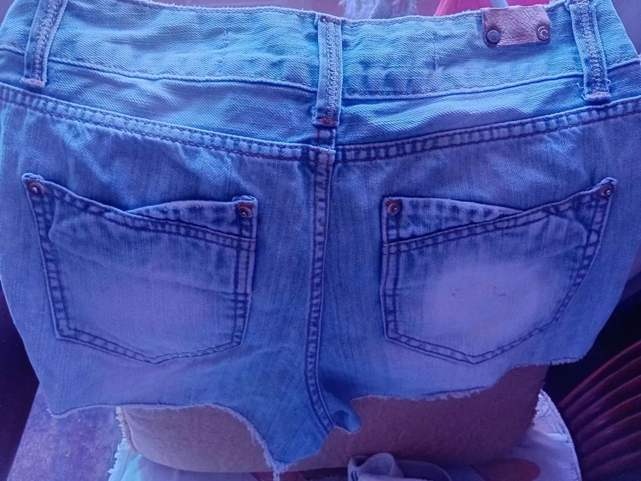 Short jeans com telhes nos bolsos em xadrez  - Foto 3