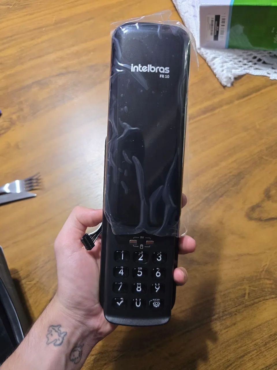 Fechadura Digital Intelbras FR10 | Uso externo e interno | Antiarrombamento | 9 senhas e + - Foto 2