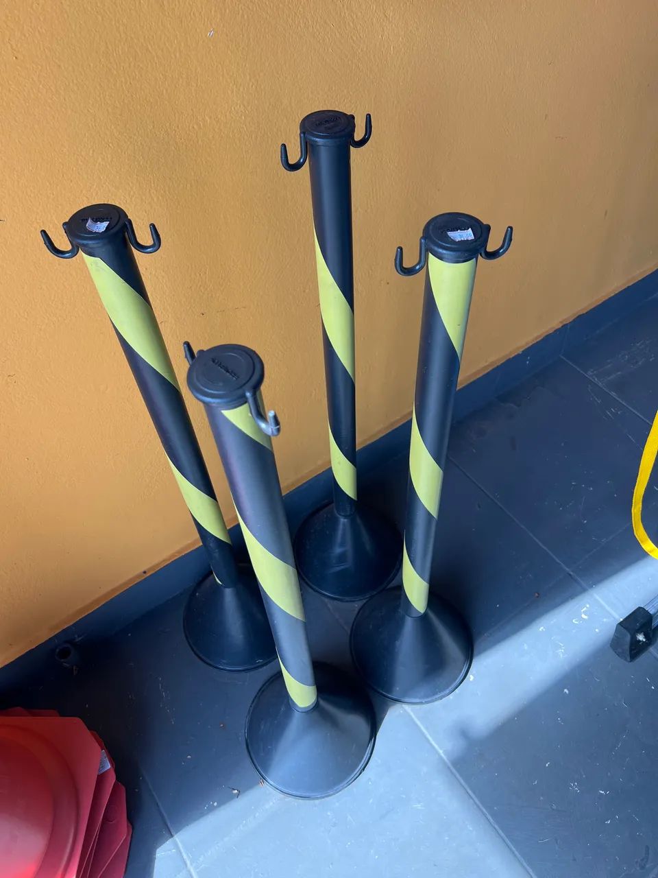 Pedestal amarelo e preto 