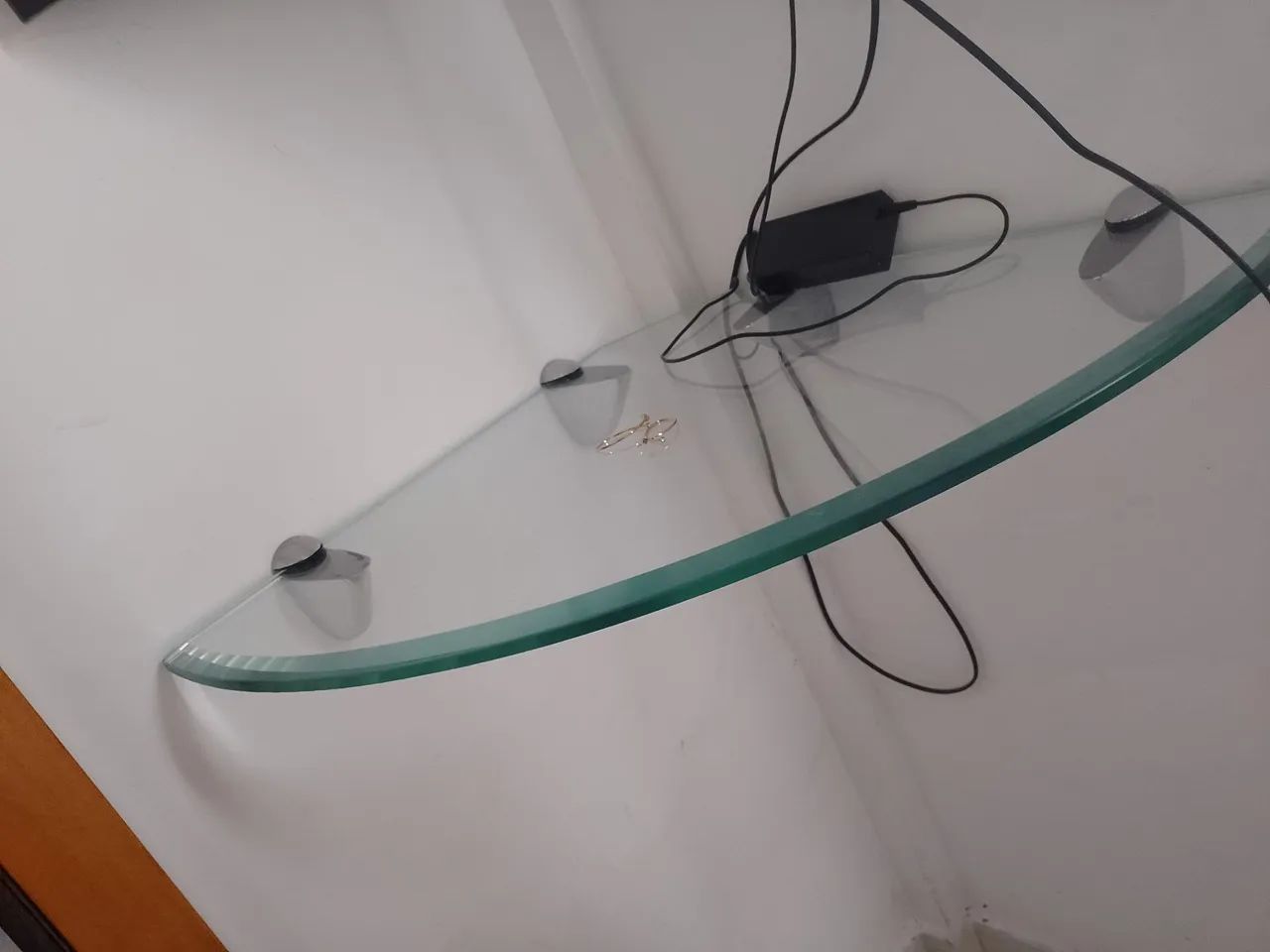 Vendo Prateleira de vidro para canto R$130,00) entrega por conta comprador! - Foto 3