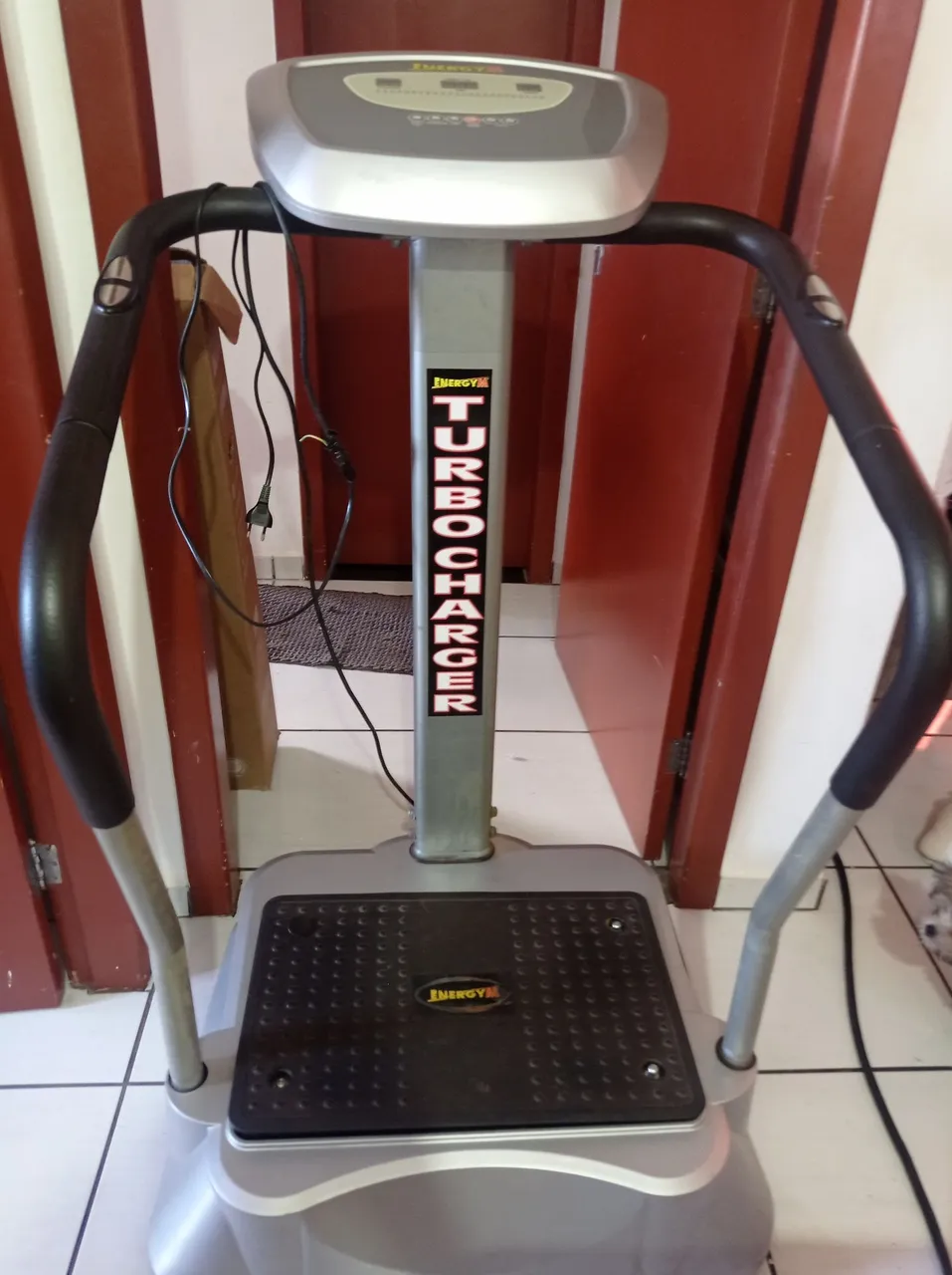 Plataforma vibratória funcionando, Turbo Charger Energy