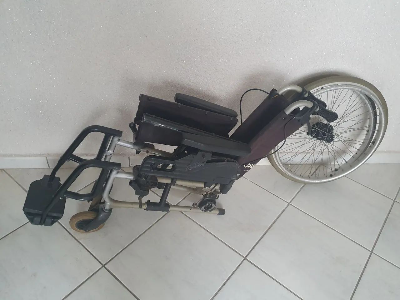 Cadeira de rodas Ottobock  dobrável com freios - Foto 5