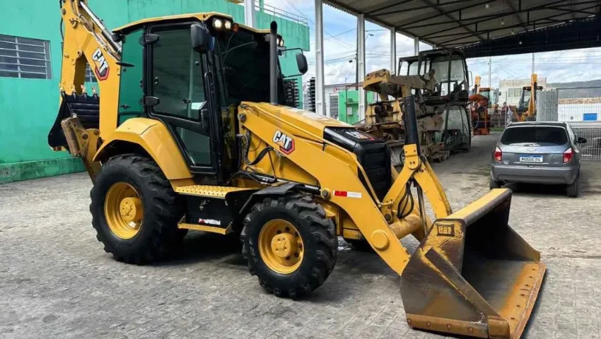 Retroescavadeira Caterpillar 2022 - Oportunidade Imperdível!