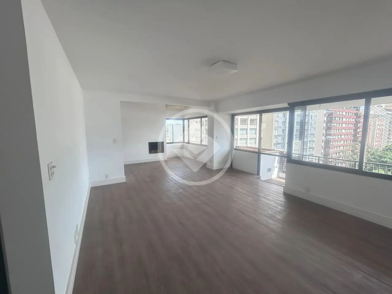 APARTAMENTO - 250 METROS, 3 SUÍTES, 3 VAGAS - JARDIM EUROPA EM FRENTE AO CLUBE PINHEIROS c