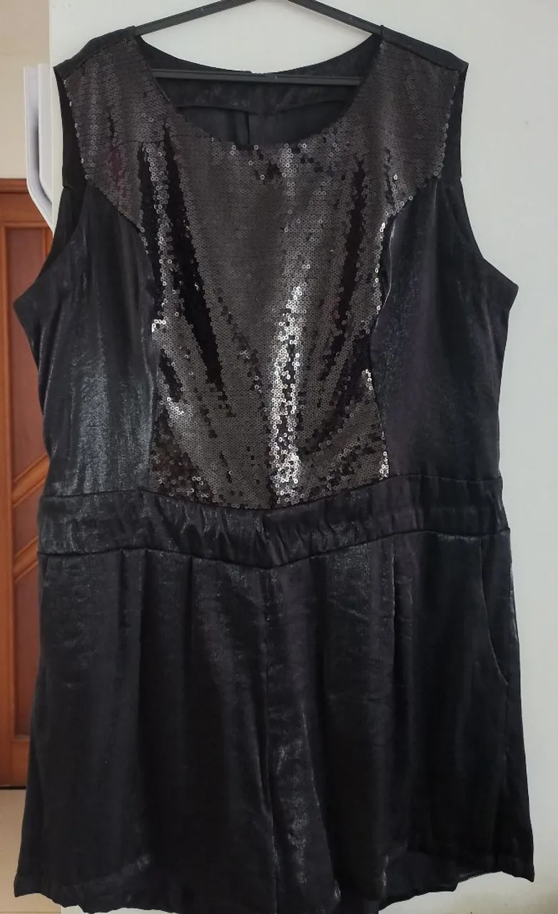Macacão preto com detalhes em paetês
