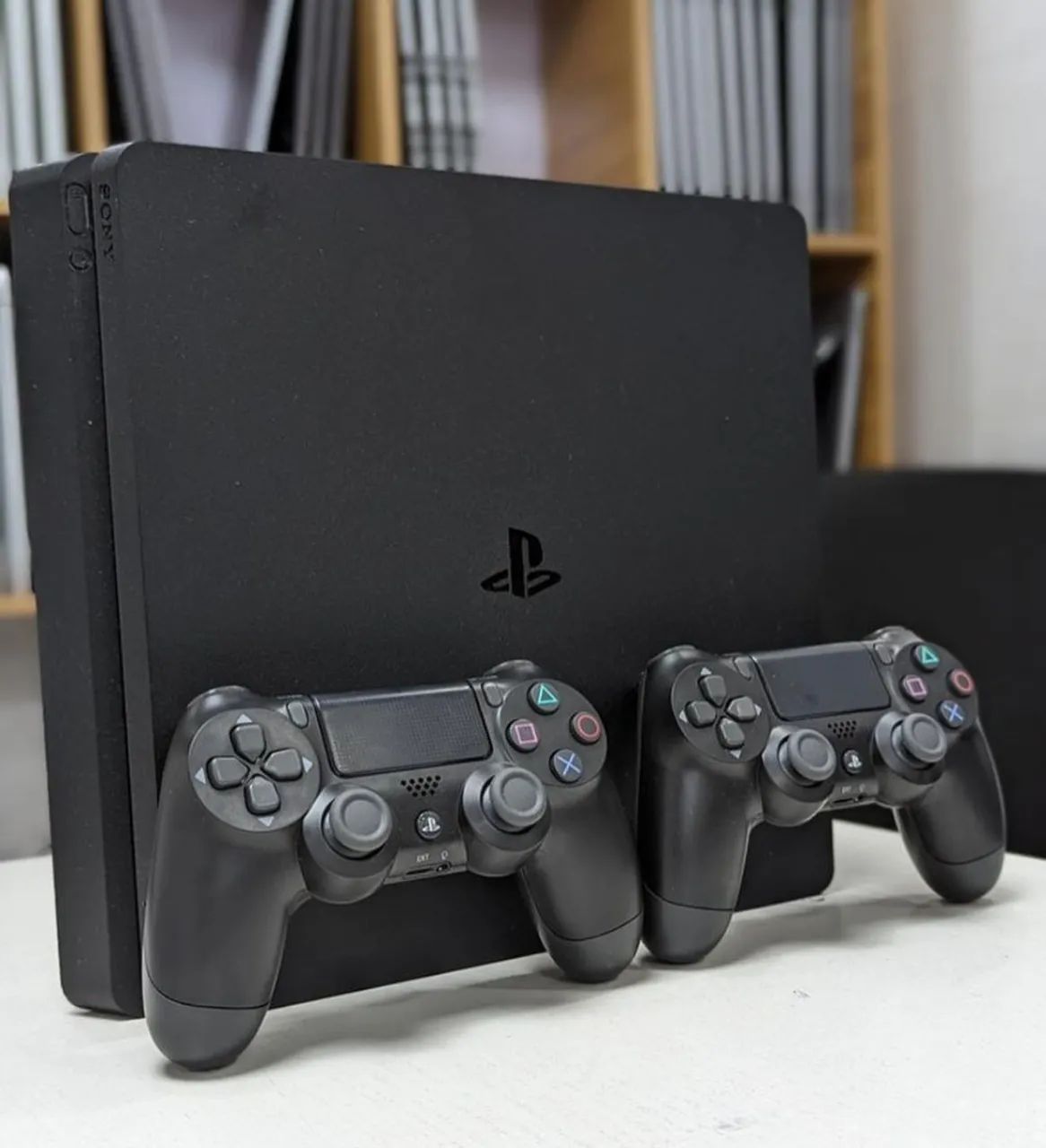 PS4 Slim 1 TB com dois controles