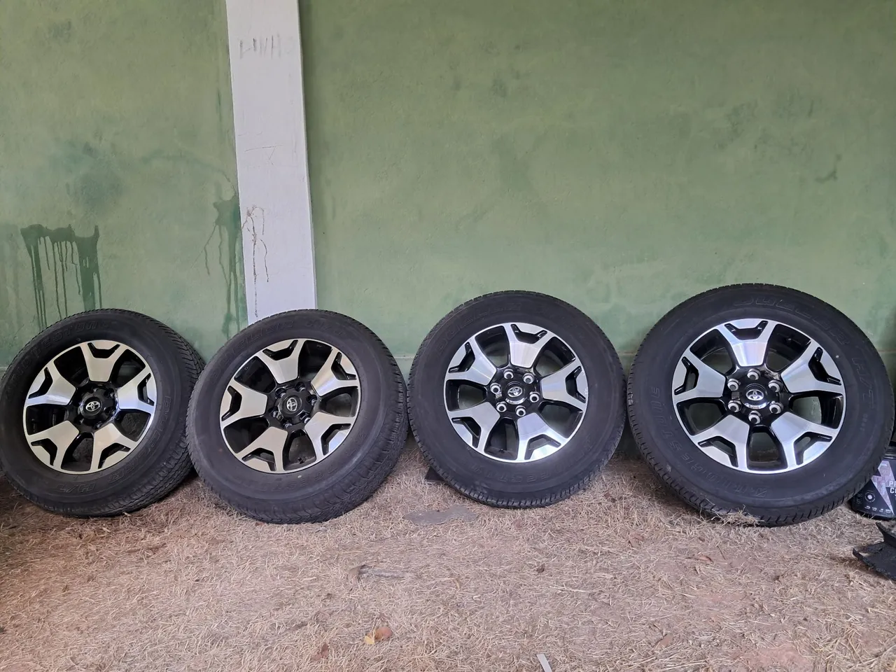 Roda hilux original aro 18 com. 4 peneus. Novos