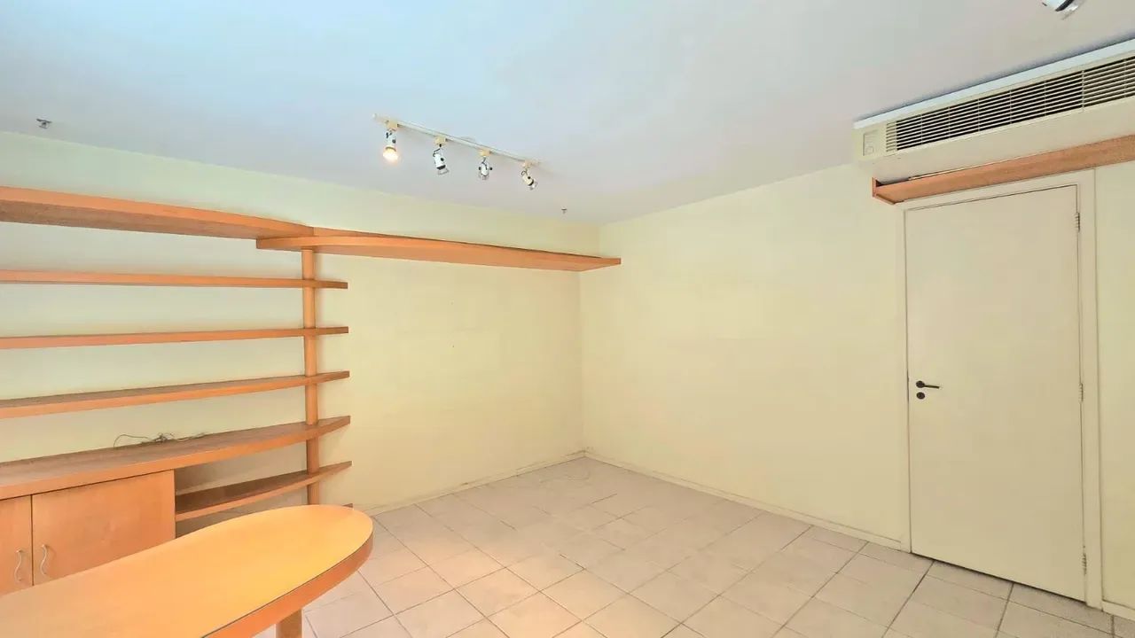 Sala comercial com armários planejados, recepção e banheiro. 1 vaga. - Foto 2