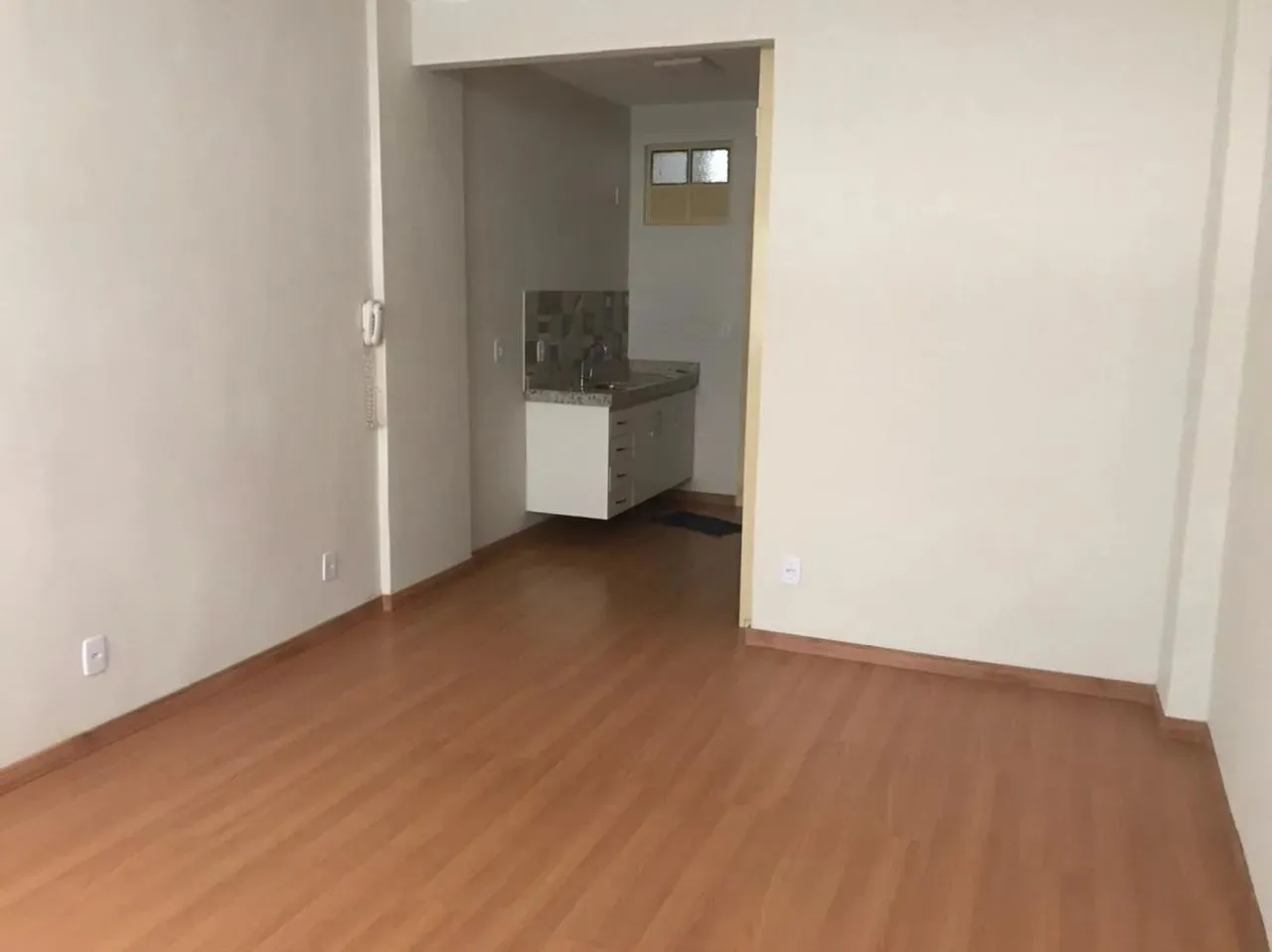 Kitnet reformada com 28m² para locação no Centro de Nova Friburgo - RJ