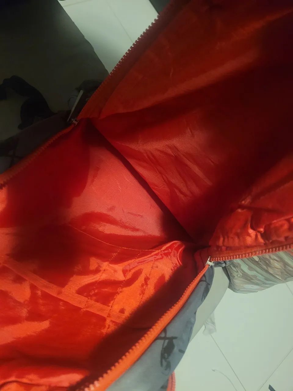 Mochila Cinza com Detalhes Vermelhos - Foto 3