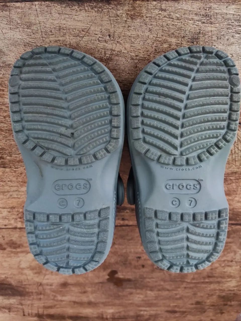 Sandália CROCS Little Baby cinza - tamanho C7 - Foto 3