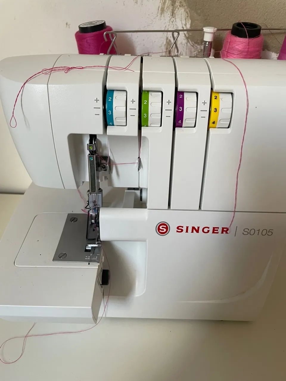 Vendo overloc singer S0105 pouco tempo de uso  - Foto 3