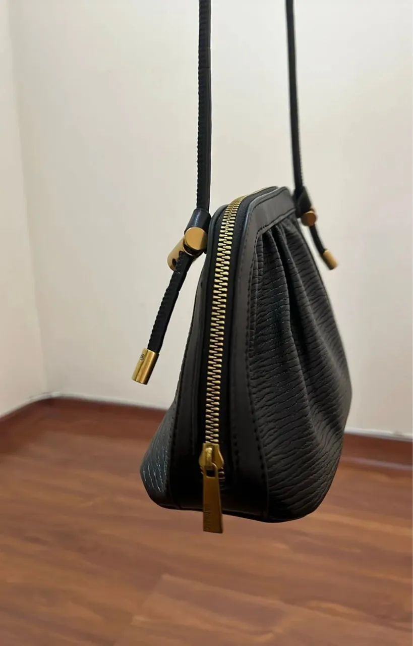 Bolsa transversal texturizada preta Renner - Foto 2
