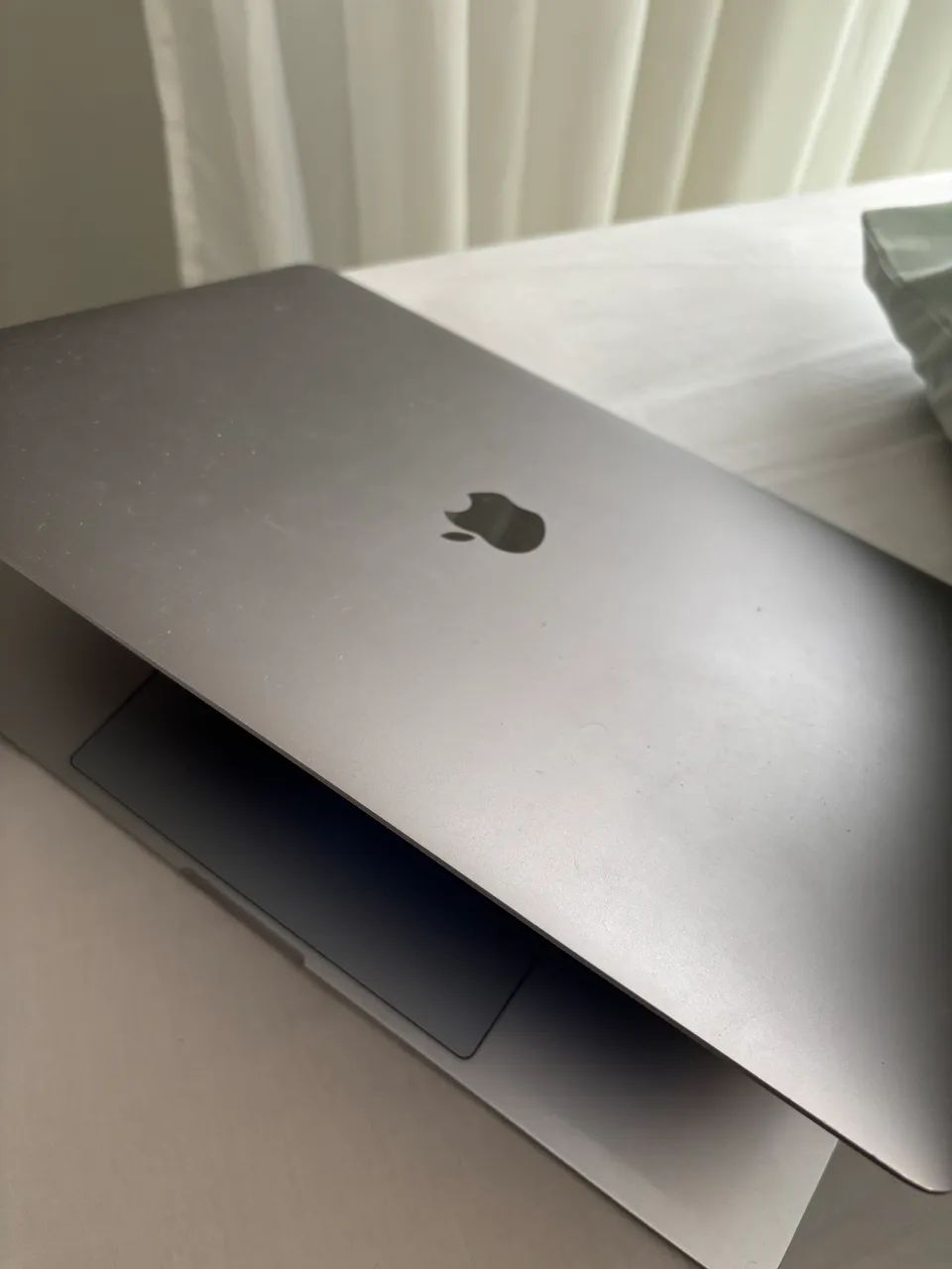 MacBook Pro 2018 15 pol - Core i7 16GB RAM 250GB SSD Touchbar