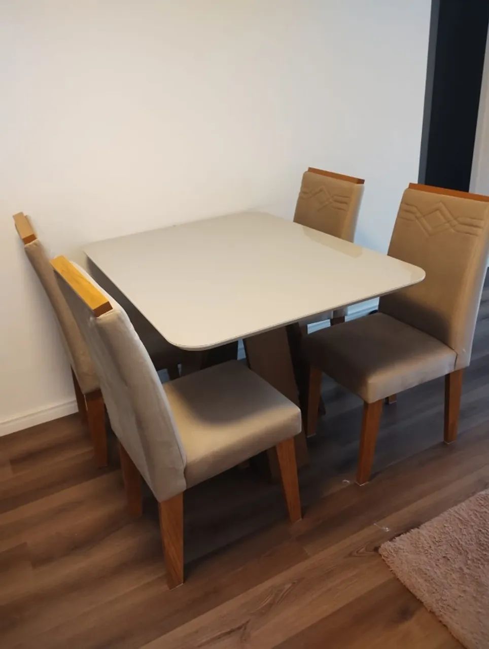 Mesa com 4 cadeiras 