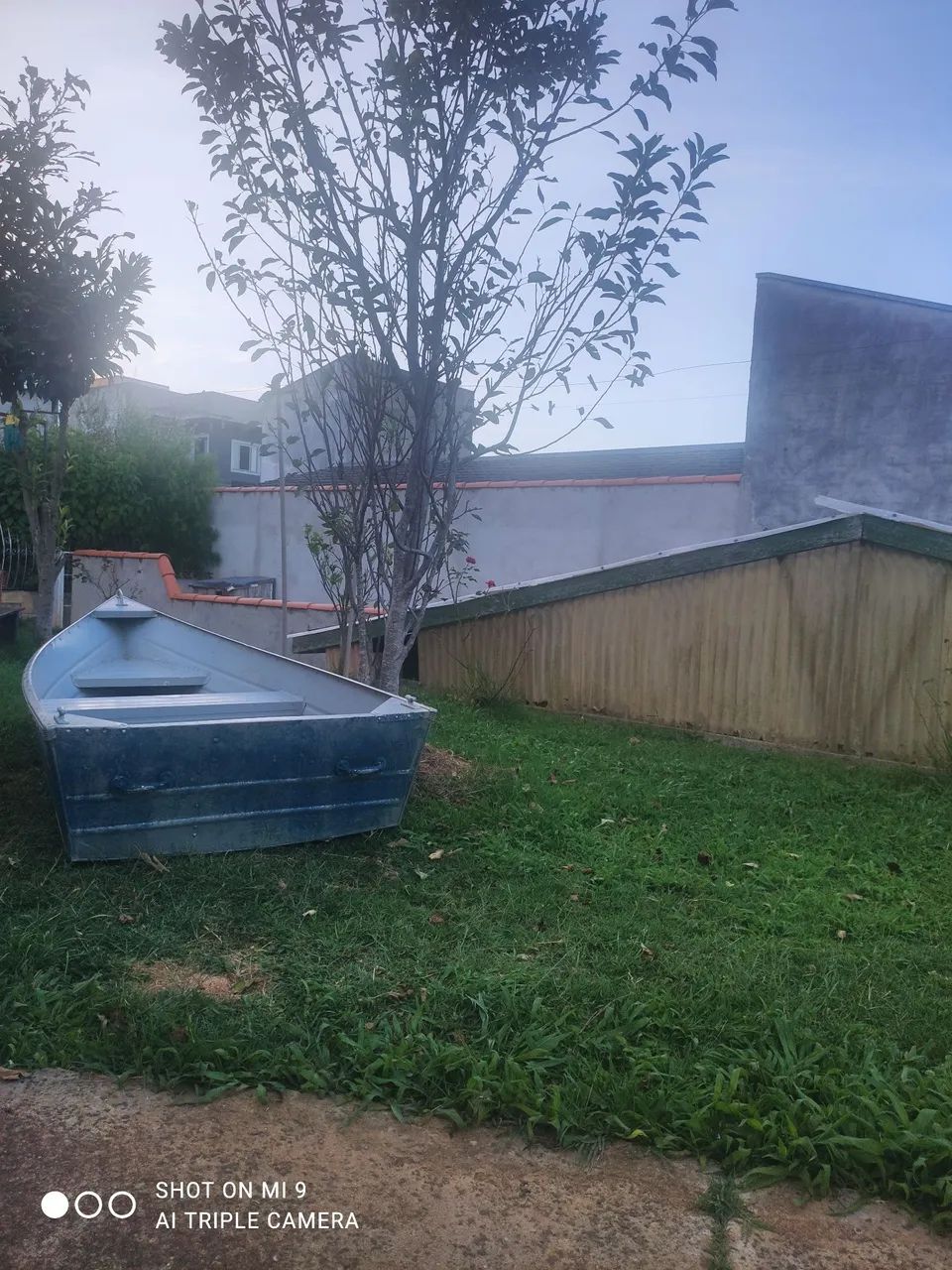 Barco de alumínio em com motor e remos novos - Foto 2