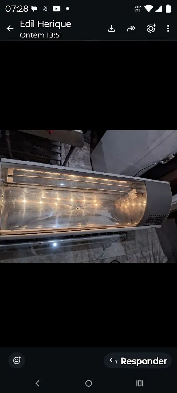 Vitrine refrigerada bem iluminada e aço inox